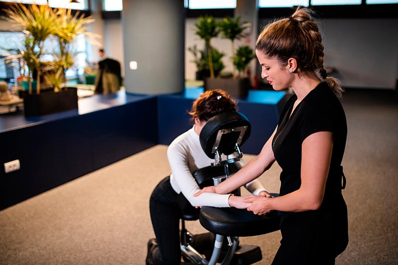 Massage au bureau contre le stress