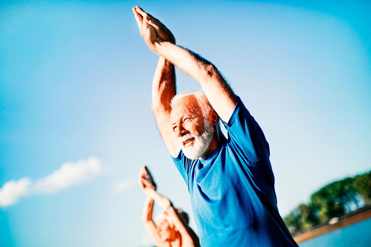 Comment le yoga améliore la vie des seniors : 7 bienfaits surprenants