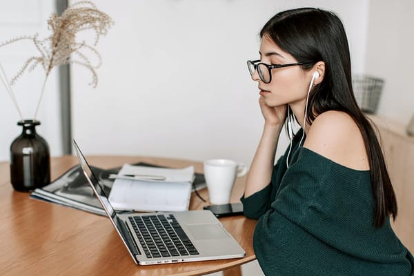 Une femme se connecte avec Hotmail Sign Outlook