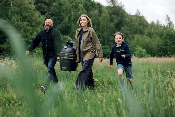 Famille dans un champ avec un Grizzly Grill