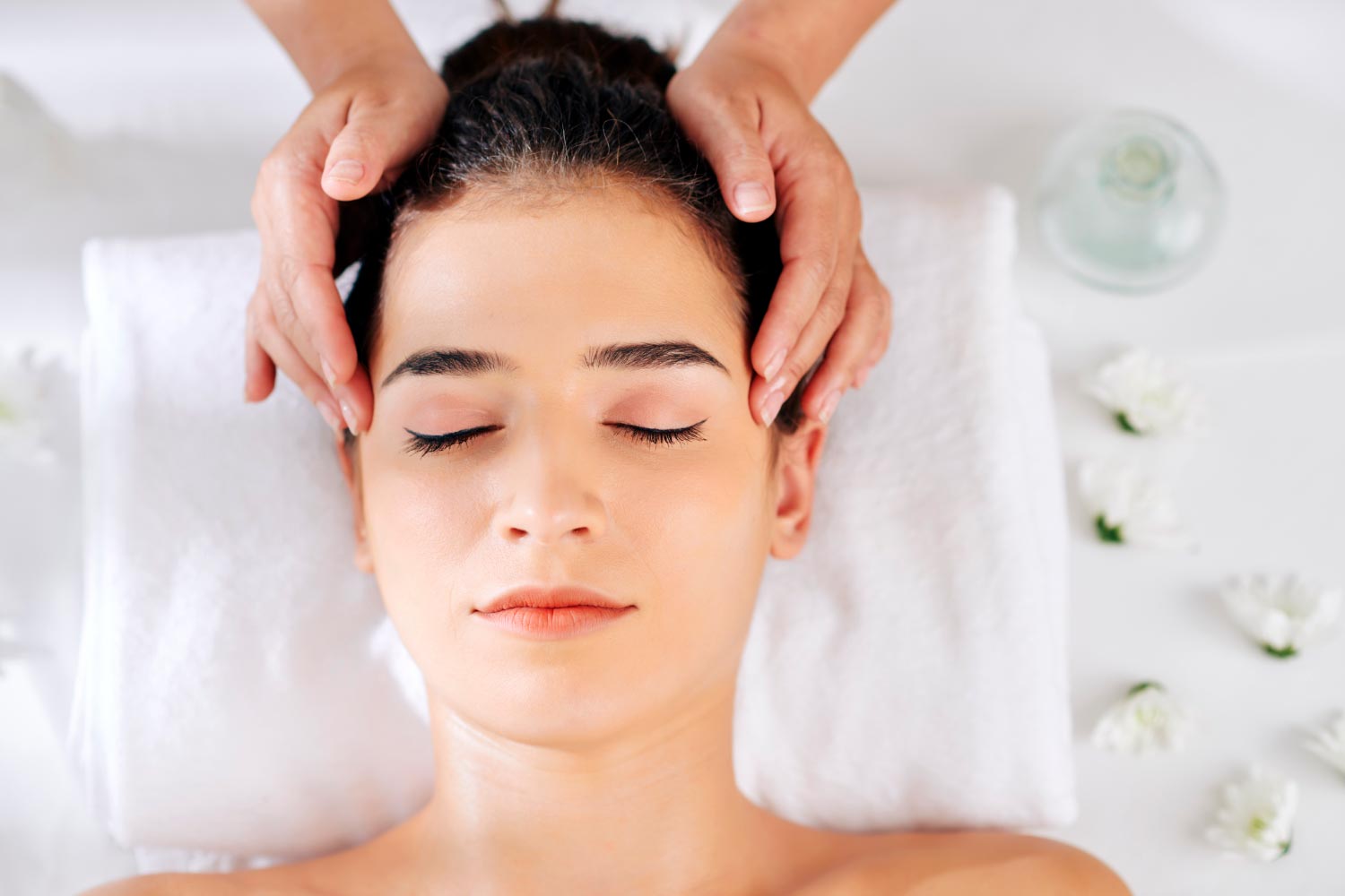 Massage des tempes pour réduire le stress